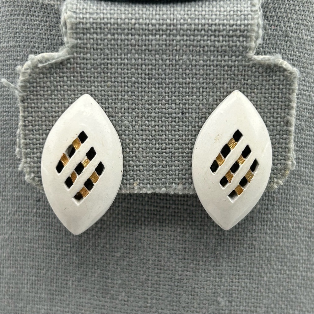 Vintage White Unique CrissCross Design Round Pointed Clip On Earrings Gold Tone